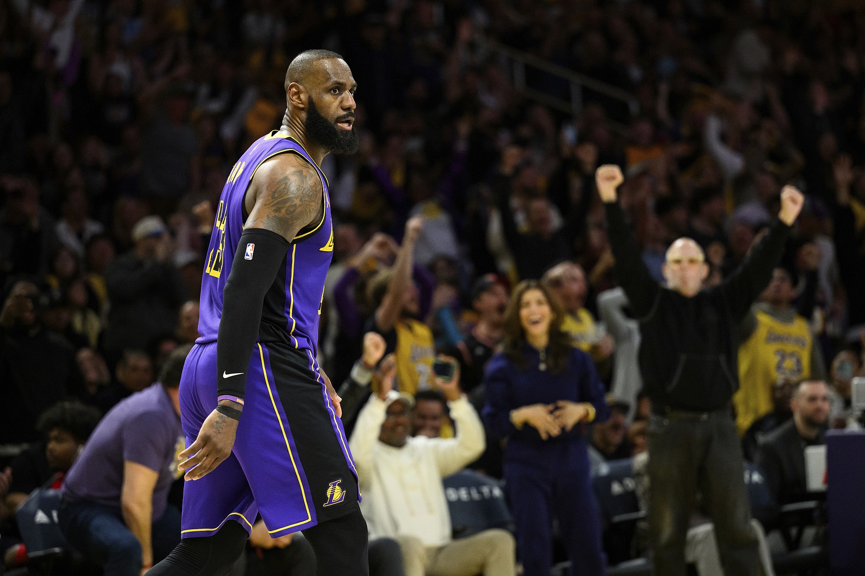 九游体育-阿里纳斯：媒体说詹姆斯是湖人救世主 这是科比球迷讨厌他的原因